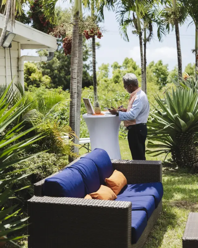 Mange-debout dressé au jardin pour un cocktail