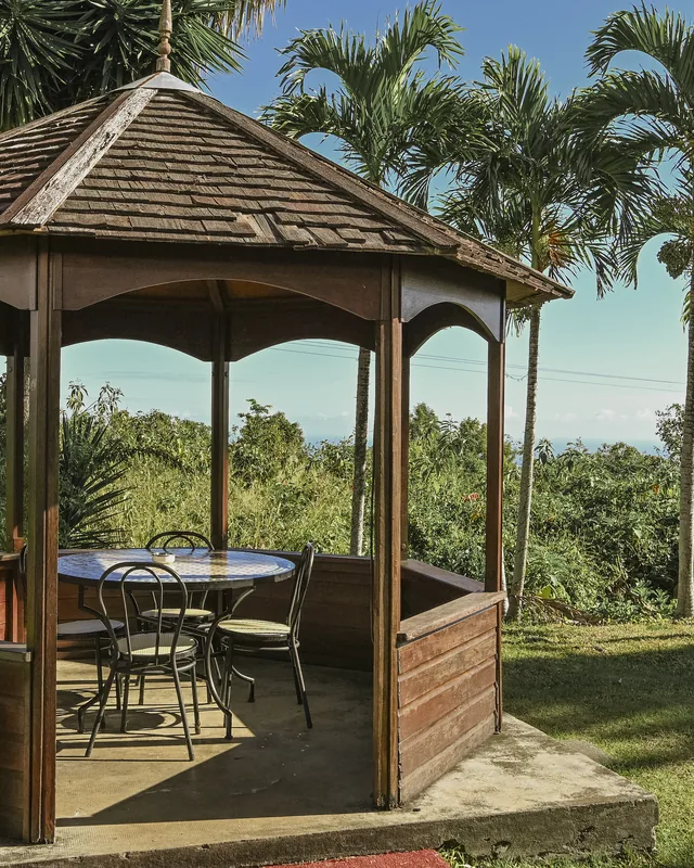 Le kiosque en bois dressé pour un repas