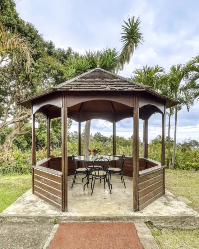 Le kiosque en bois dressé pour un repas